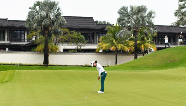 (260306) -- LINGSHUI, March 6, 2026 (Xinhua) -- Lee Mi Hyang of South Korea putts during the second round of the Blue Bay LPGA golf tournament in Lingshui, south China's Hainan Province, March 6, 2026. (Xinhua/Yang Guanyu)
