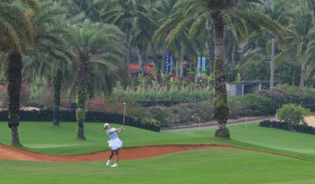 (260306) -- LINGSHUI, March 6, 2026 (Xinhua) -- Li Shuying of China plays a shot during the second round of the Blue Bay LPGA golf tournament in Lingshui, south China's Hainan Province, March 6, 2026. (Xinhua/Yang Guanyu)