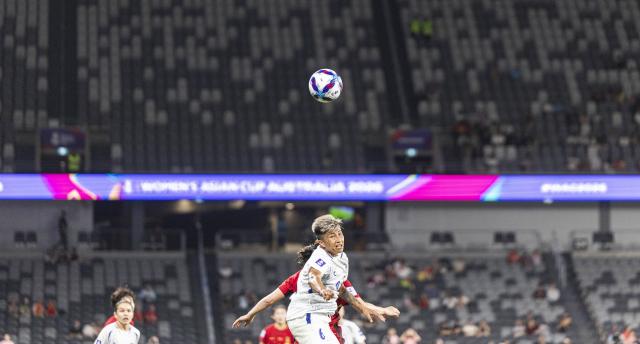 (260306) -- SYDNEY, March 6, 2026 (Xinhua) -- Asadova Dilrabo (Front) of Uzbekistan heads the ball during the Group B match of AFC Women's Asian Cup 2026 between China and Uzbekistan in Sydney, Australia, March 6, 2026. (Photo by Hu Jingchen/Xinhua)