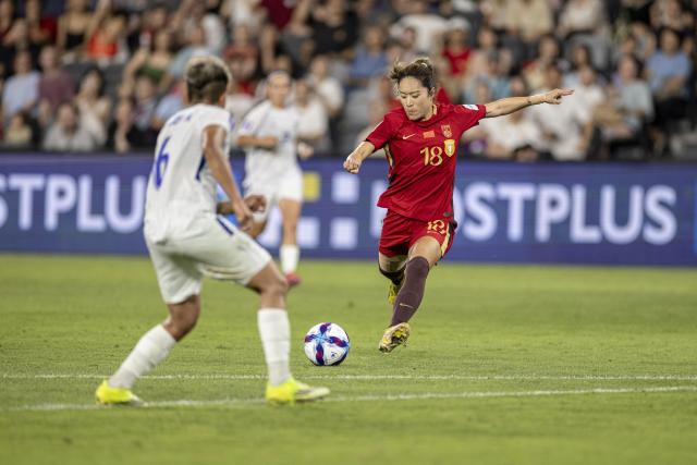 (260306) -- SYDNEY, March 6, 2026 (Xinhua) -- Tang Jiali (R) of China shoots during the Group B match of AFC Women's Asian Cup 2026 between China and Uzbekistan in Sydney, Australia, March 6, 2026. (Photo by Hu Jingchen/Xinhua)