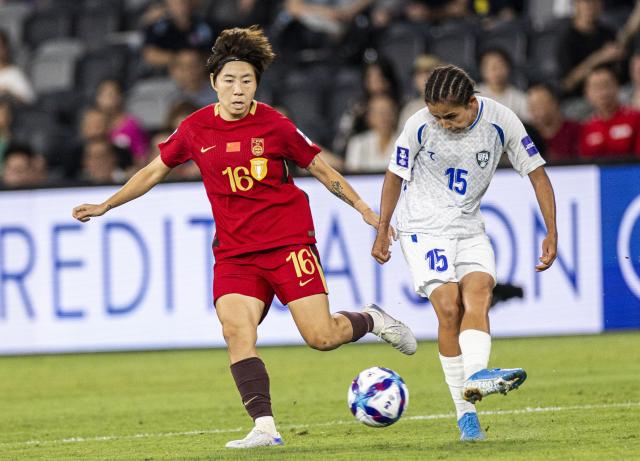 (260306) -- SYDNEY, March 6, 2026 (Xinhua) -- Zoirova Umida (R) of Uzbekistan competes during the Group B match of AFC Women's Asian Cup 2026 between China and Uzbekistan in Sydney, Australia, March 6, 2026. (Photo by Hu Jingchen/Xinhua)