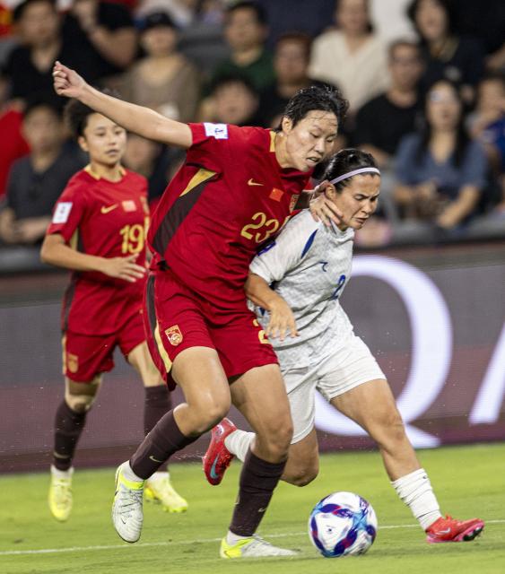 (260306) -- SYDNEY, March 6, 2026 (Xinhua) -- Shao Ziqin (C) of China vies with Khikmatova Madina of Uzbekistan during the Group B match of AFC Women's Asian Cup 2026 between China and Uzbekistan in Sydney, Australia, March 6, 2026. (Photo by Hu Jingchen/Xinhua)