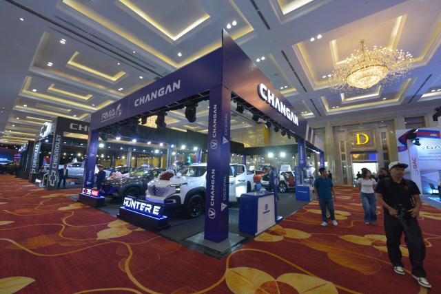 (260306) -- PHNOM PENH, March 6, 2026 (Xinhua) -- Changan cars are on display at an auto show in Phnom Penh, Cambodia, on March 6, 2026. A number of Chinese auto brands such as BYD, Forthing, Changan, GAC and Jetour were on display at an auto show in the capital of Cambodia on Friday, attracting crowds of visitors. (Photo by Phearum/Xinhua)