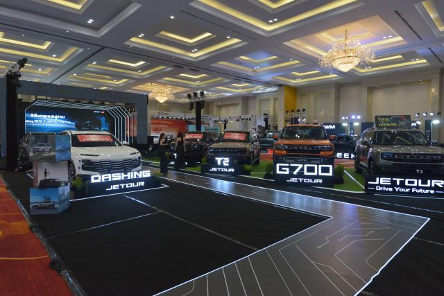 (260306) -- PHNOM PENH, March 6, 2026 (Xinhua) -- Jetour cars are on display at an auto show in Phnom Penh, Cambodia, on March 6, 2026. A number of Chinese auto brands such as BYD, Forthing, Changan, GAC and Jetour were on display at an auto show in the capital of Cambodia on Friday, attracting crowds of visitors. (Photo by Phearum/Xinhua)