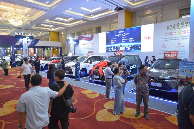(260306) -- PHNOM PENH, March 6, 2026 (Xinhua) -- People visit an auto show in Phnom Penh, Cambodia on March 6, 2026. A number of Chinese auto brands such as BYD, Forthing, Changan, GAC and Jetour were on display at an auto show in the capital of Cambodia on Friday, attracting crowds of visitors. (Photo by Phearum/Xinhua)