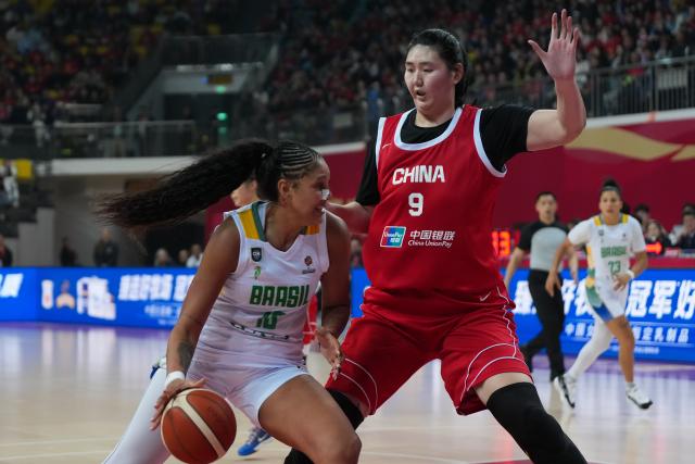 (260306) -- CHANGSHA, March 6, 2026 (Xinhua) -- Kamilla Soares Cardoso Silva (L) of Brazil breaks through against Zhang Ziyu of China during a warm up match between China and Brazil in preparation for the 2026 FIBA Women's Basketball World Cup qualifiers in Changsha, central China's Hunan Province, on March 6, 2026. (Xinhua/Chen Zhenhai)