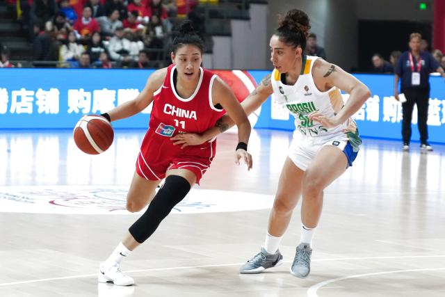 (260306) -- CHANGSHA, March 6, 2026 (Xinhua) -- Aline Cristina Cezario De Moura (R) of Brazil defends Tang Ziting of China during a warm up match between China and Brazil in preparation for the 2026 FIBA Women's Basketball World Cup qualifiers in Changsha, central China's Hunan Province, on March 6, 2026. (Xinhua/Chen Zhenhai)