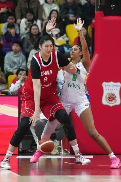 (260306) -- CHANGSHA, March 6, 2026 (Xinhua) -- Kamilla Soares Cardoso Silva (R) of Brazil defends Zhang Ziyu of China during a warm up match between China and Brazil in preparation for the 2026 FIBA Women's Basketball World Cup qualifiers in Changsha, central China's Hunan Province, on March 6, 2026. (Xinhua/Chen Zhenhai)