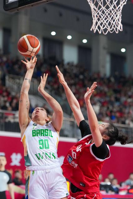 (260306) -- CHANGSHA, March 6, 2026 (Xinhua) -- Aline Cristina Cezario De Moura (L) of Brzail shoots during a warm up match between China and Brazil in preparation for the 2026 FIBA Women's Basketball World Cup qualifiers in Changsha, central China's Hunan Province, on March 6, 2026. (Xinhua/Xue Yuge)