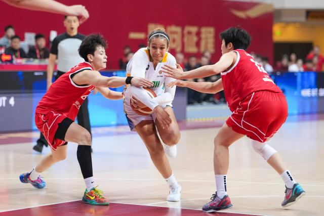 (260306) -- CHANGSHA, March 6, 2026 (Xinhua) -- Taina Mayara Da Paixao (C) of Brazil breaks through during a warm up match between China and Brazil in preparation for the 2026 FIBA Women's Basketball World Cup qualifiers in Changsha, central China's Hunan Province, on March 6, 2026. (Xinhua/Xue Yuge)