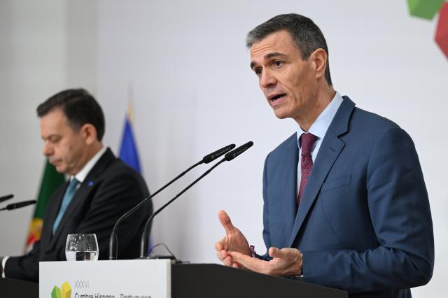 (260306) -- MADRID, March 6, 2026 (Xinhua) -- Spanish Prime Minster Pedro Sanchez (R) speaks during a press conference following the Spain-Portugal summit in La Rabida, Huelva, Spain, March 6, 2026. Spanish Prime Minster Pedro Sanchez said on Friday that the U.S.-Israeli military action against Iran is an "extraordinary mistake" and rejected criticism from U.S. President Donald Trump for Spain's refusal to allow the U.S. to use its bases in the country in the ongoing aerial assault. (La Moncloa/Handout via Xinhua)