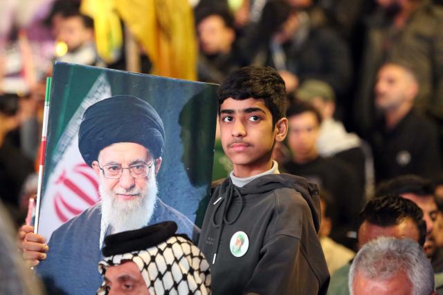 (260306) -- BAGHDAD, March 6, 2026 (Xinhua) -- People gather to mourn the death of Iran's Supreme Leader Ali Khamenei in Baghdad, Iraq, on March 6, 2026. (Xinhua/Khalil Dawood)