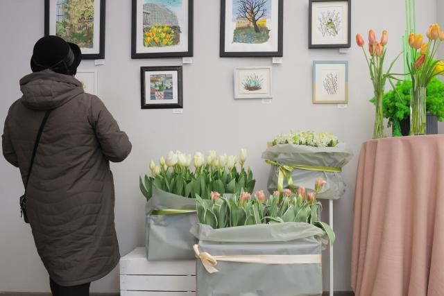 (260306) -- ST. PETERSBURG, March 6, 2026 (Xinhua) -- A visitor looks at the flower paintings during a flower show to celebrate the upcoming International Women's Day in St. Petersburg, Russia, March 6, 2026. (Photo by Irina Motina/Xinhua)