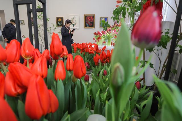 (260306) -- ST. PETERSBURG, March 6, 2026 (Xinhua) -- People visit a flower show to celebrate the upcoming International Women's Day in St. Petersburg, Russia, March 6, 2026. (Photo by Irina Motina/Xinhua)
