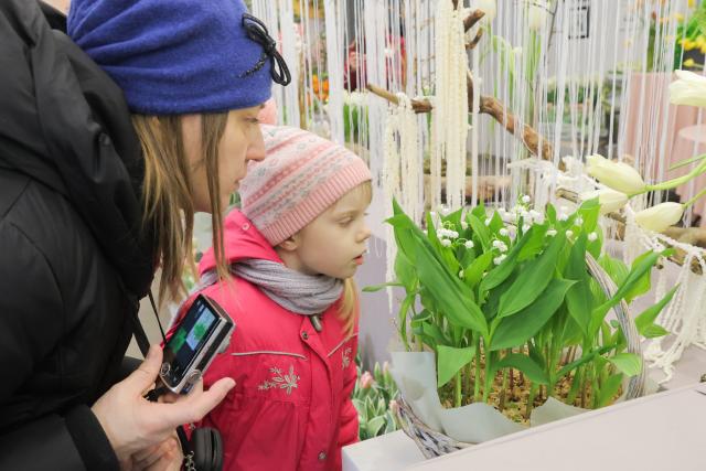 (260306) -- ST. PETERSBURG, March 6, 2026 (Xinhua) -- A woman and a child admire flowers during a flower show to celebrate the upcoming International Women's Day in St. Petersburg, Russia, March 6, 2026. (Photo by Irina Motina/Xinhua)