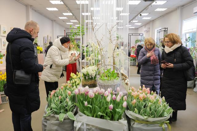 (260306) -- ST. PETERSBURG, March 6, 2026 (Xinhua) -- People visit a flower show to celebrate the upcoming International Women's Day in St. Petersburg, Russia, March 6, 2026. (Photo by Irina Motina/Xinhua)