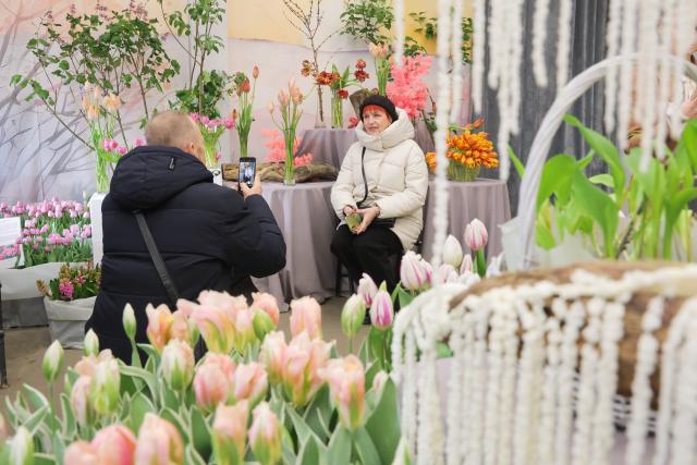 (260306) -- ST. PETERSBURG, March 6, 2026 (Xinhua) -- A woman poses for photos with flowers during a flower show to celebrate the upcoming International Women's Day in St. Petersburg, Russia, March 6, 2026. (Photo by Irina Motina/Xinhua)