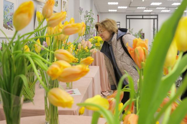 (260306) -- ST. PETERSBURG, March 6, 2026 (Xinhua) -- A woman admires flowers during a flower show to celebrate the upcoming International Women's Day in St. Petersburg, Russia, March 6, 2026. (Photo by Irina Motina/Xinhua)