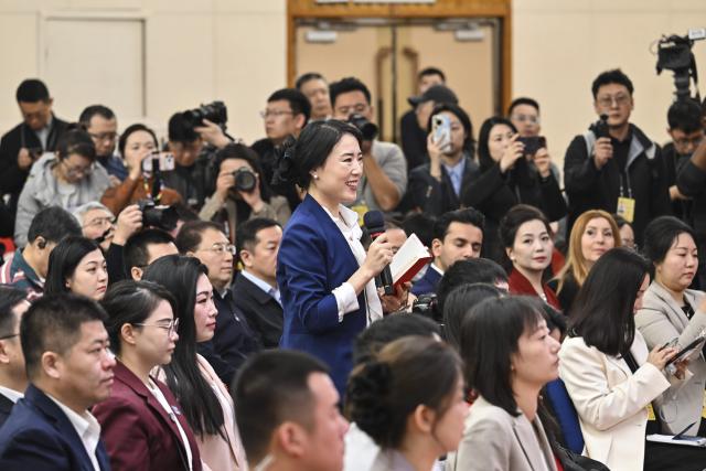 (260307) -- BEIJING, March 7, 2026 (Xinhua) -- A journalist asks a question at a press conference for the fourth session of the 14th National People's Congress (NPC) on people's livelihood in Beijing, capital of China, March 7, 2026. (Xinhua/Li Xin)