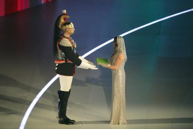 (260307) -- VERONA, March 7, 2026 (Xinhua) -- The Italian national flag is handed over during the opening ceremony of Milan-Cortina 2026 Paralympic Winter Games at Verona Olympic Arena in Verona, Italy, March 6, 2026. (Xinhua/Cai Yang)