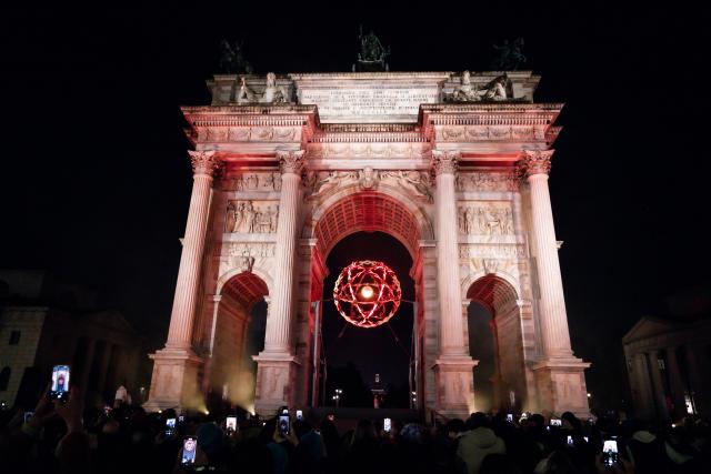 (260307) -- MILAN, March 7, 2026 (Xinhua) -- The cauldron of the Milan-Cortina 2026 Paralympic Winter Games is ignited at Arco della Pace in Milan, Italy, March 6, 2025. (Xinhua)