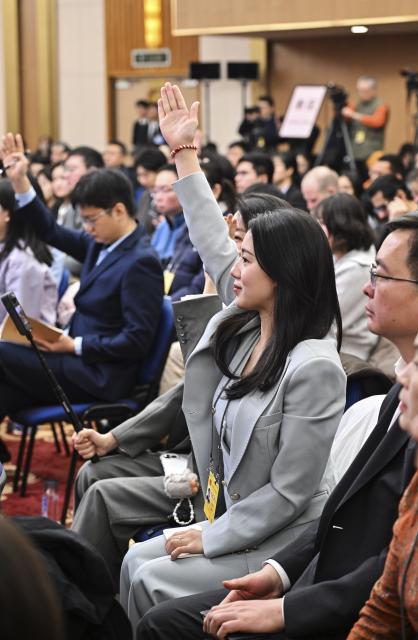 (260307) -- BEIJING, March 7, 2026 (Xinhua) -- Journalists raise hands to ask questions at a press conference for the fourth session of the 14th National People's Congress (NPC) on people's livelihood in Beijing, capital of China, March 7, 2026. (Xinhua/Li Xin)