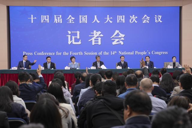 (260307) -- BEIJING, March 7, 2026 (Xinhua) -- Journalists raise hands to ask questions at a press conference for the fourth session of the 14th National People's Congress (NPC) on people's livelihood in Beijing, capital of China, March 7, 2026. (Xinhua/Wang Xi)