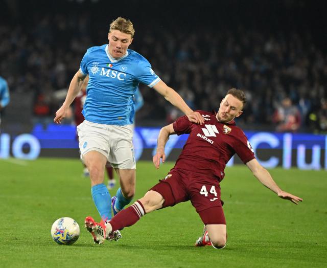 (260307) -- NAPLES, March 7, 2026 (Xinhua) -- Napoli's Rasmus Hojlund (L) vies with Torino's Ardian Ismajili during a Serie A football match between Napoli and Torino in Naples, Italy, March 6, 2026. (Photo by Alberto Lingria/Xinhua)