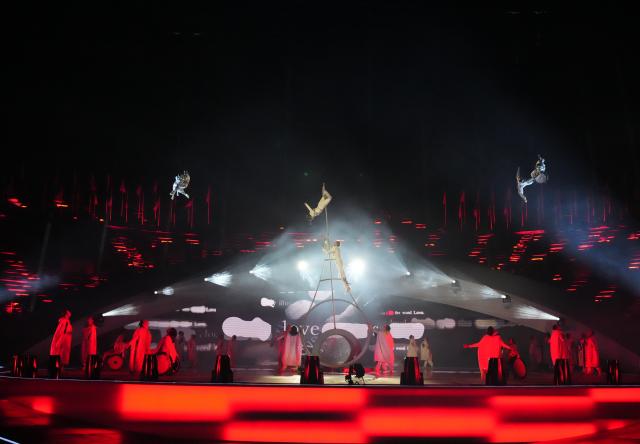 (260307) -- VERONA, March 7, 2026 (Xinhua) -- Actors perform during the opening ceremony of Milan-Cortina 2026 Paralympic Winter Games at Verona Olympic Arena in Verona, Italy, March 6, 2026. (Xinhua/Li Jing)