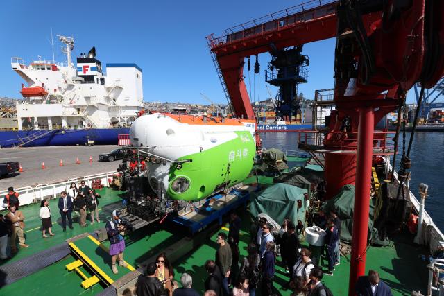 (260307) -- VALPARAISO, March 7, 2026 (Xinhua) -- People look at the deep-sea manned submersible Fendouzhe onbroad the research ship Tansuo-1 at the port of Valparaiso, Chile, March 5, 2026. The closing reception of the Joint China-Chile Atacama Trench Expedition was held here on Thursday. (Xinhua/Zhou Jiayi)