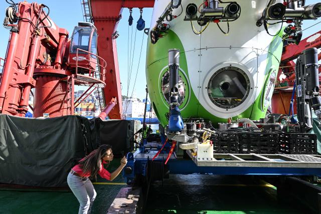 (260307) -- VALPARAISO, March 7, 2026 (Xinhua) -- A visitor takes photos of the deep-sea manned submersible Fendouzhe onbroad the research ship Tansuo-1 at the port of Valparaiso, Chile, on March 5, 2026. The closing reception of the Joint China-Chile Atacama Trench Expedition was held here on Thursday. (Photo by Jorge Villegas/Xinhua)