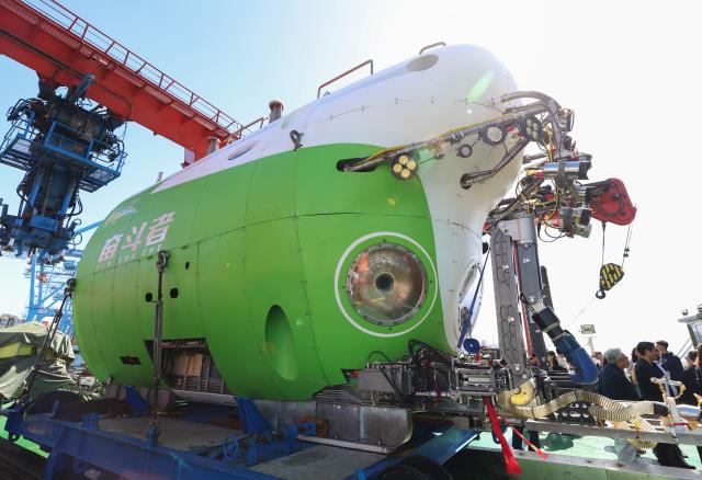 (260307) -- VALPARAISO, March 7, 2026 (Xinhua) -- This photo taken on March 5, 2026 shows the deep-sea manned submersible Fendouzhe onbroad the research ship Tansuo-1 at the port of Valparaiso, Chile. The closing reception of the Joint China-Chile Atacama Trench Expedition was held here on Thursday. (Xinhua/Zhou Jiayi)