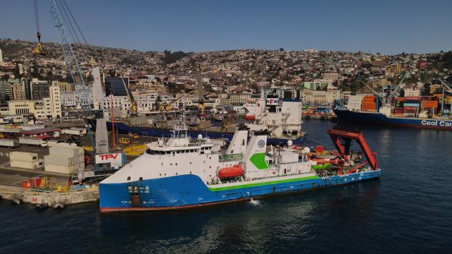 (260307) -- VALPARAISO, March 7, 2026 (Xinhua) -- An aerial drone photo taken on March 5, 2026 shows the research ship Tansuo-1 at the port of Valparaiso, Chile. The closing reception of the Joint China-Chile Atacama Trench Expedition was held here on Thursday. (Photo by Victor Garate/Xinhua)