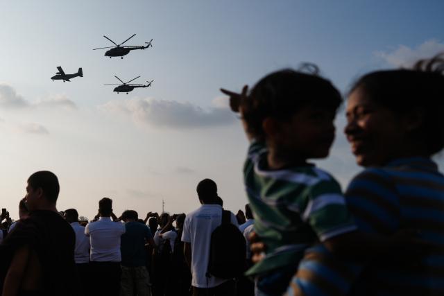 (260307) -- COLOMBO, March 7, 2026 (Xinhua) -- People attend the exhibition and air show to mark the 75th anniversary of the Sri Lanka Air Force in Colombo, Sri Lanka, on March 6, 2026. (Photo by Thilina Kaluthotage/Xinhua)
