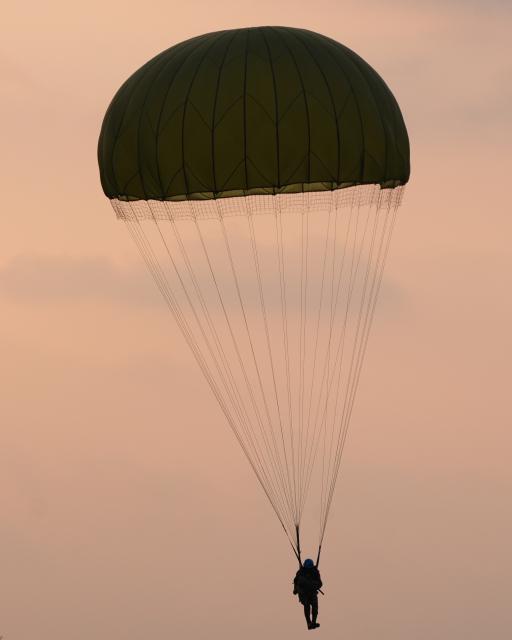 (260307) -- COLOMBO, March 7, 2026 (Xinhua) -- A paratrooper performs during the exhibition and air show to mark the 75th anniversary of the Sri Lanka Air Force in Colombo, Sri Lanka, on March 6, 2026. (Photo by Thilina Kaluthotage/Xinhua)