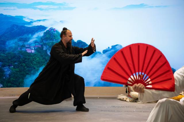 (260307) -- BERLIN, March 7, 2026 (Xinhua) -- Jake Pinnick, an American who has lived in China for 16 years, performs a Wudang martial arts routine at the China pavilion during ITB Berlin 2026 in Berlin, Germany, on March 3, 2026. TO GO WITH "Feature: A cultural encounter with 'Nihao China' at Berlin tourism trade fair" (Xinhua/Zhang Haofu)