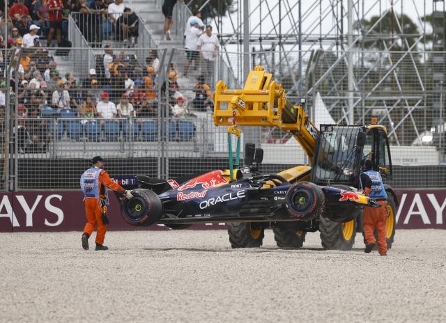 (260307) -- MELBOURNE, March 7, 2026 (Xinhua) -- Marshals remove the car of Red Bull's Max Verstappen from the track during the qualifying session of the Formula One Australia Grand Prix at Albert Park in Melbourne, Australia, March 7, 2026. (Xinhua/Ma Ping)