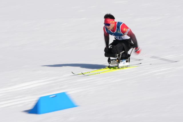 (260307) -- TESERO, March 7, 2026 (Xinhua) -- Liu Mengtao of China competes during the men's sprint sitting final of para biathon at the Milan-Cortina 2026 Paralympic Winter Games in Tesero, Italy, March 7, 2026. (Xinhua/Lian Zhen)