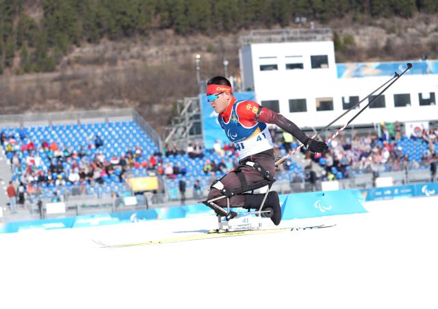 (260307) -- TESERO, March 7, 2026 (Xinhua) -- Wang Tao of China competes during the men's sprint sitting final of para biathon at the Milan-Cortina 2026 Paralympic Winter Games in Tesero, Italy, March 7, 2026. (Xinhua/Hou Zhaokang)