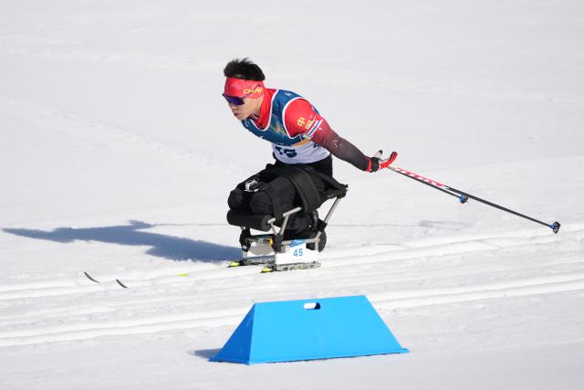 (260307) -- TESERO, March 7, 2026 (Xinhua) -- Liu Mengtao of China competes during the men's sprint sitting final of para biathon at the Milan-Cortina 2026 Paralympic Winter Games in Tesero, Italy, March 7, 2026. (Xinhua/Lian Zhen)