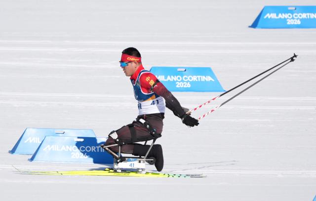 (260307) -- TESERO, March 7, 2026 (Xinhua) -- Wang Tao of China competes during the men's sprint sitting final of para biathon at the Milan-Cortina 2026 Paralympic Winter Games in Tesero, Italy, March 7, 2026. (Xinhua/Lian Zhen)