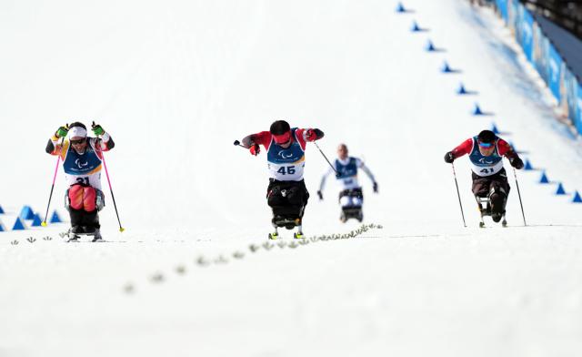 (260307) -- TESERO, March 7, 2026 (Xinhua) -- Liu Mengtao (C) of China competes during the men's sprint sitting final of para biathon at the Milan-Cortina 2026 Paralympic Winter Games in Tesero, Italy, March 7, 2026. (Xinhua/Hou Zhaokang)