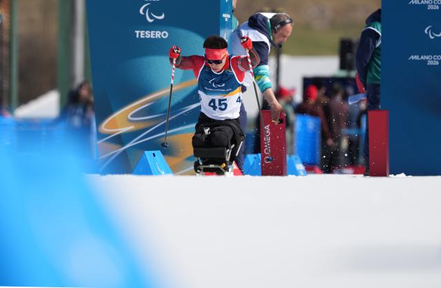 (260307) -- TESERO, March 7, 2026 (Xinhua) -- Liu Mengtao of China competes during the men's sprint sitting final of para biathon at the Milan-Cortina 2026 Paralympic Winter Games in Tesero, Italy, March 7, 2026. (Xinhua/Hou Zhaokang)