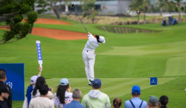 (260307) -- LINGSHUI, March 7, 2026 (Xinhua) -- Yin Ruoning of China plays a shot during the third round of the Blue Bay LPGA golf tournament in Lingshui, south China's Hainan Province, March 7, 2026. (Xinhua/Yang Guanyu)