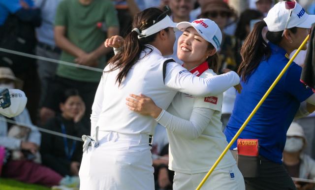 (260307) -- LINGSHUI, March 7, 2026 (Xinhua) -- Zhang Weiwei (L) of China hugs Furue Ayaka of Japan after the third round of the Blue Bay LPGA golf tournament in Lingshui, south China's Hainan Province, March 7, 2026. (Xinhua/Yang Guanyu)