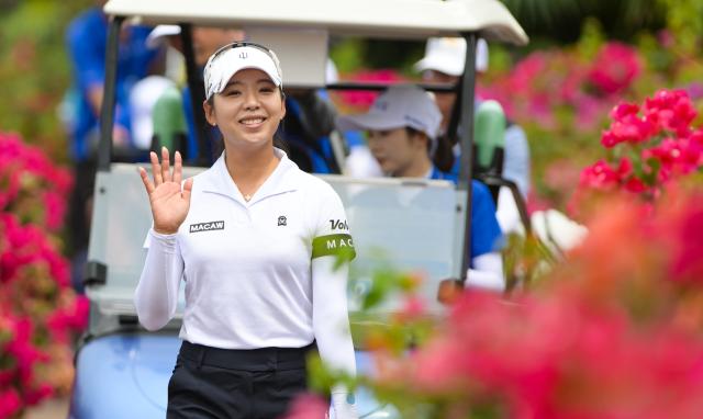(260307) -- LINGSHUI, March 7, 2026 (Xinhua) -- Lee Mi Hyang of South Korea waves to the crowd during the third round of the Blue Bay LPGA golf tournament in Lingshui, south China's Hainan Province, March 7, 2026. (Xinhua/Yang Guanyu)