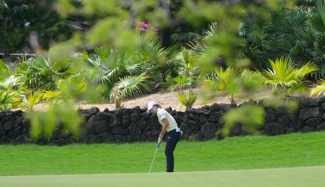(260307) -- LINGSHUI, March 7, 2026 (Xinhua) -- Hwang Youmin of South Korea plays a shot during the third round of the Blue Bay LPGA golf tournament in Lingshui, south China's Hainan Province, March 7, 2026. (Xinhua/Yang Guanyu)