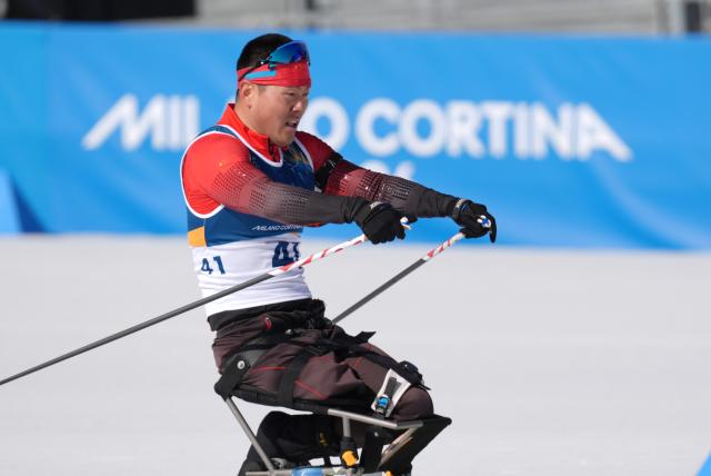 (260307) -- TESERO, March 7, 2026 (Xinhua) -- Wang Tao of China competes during the men's sprint sitting final of para biathon at the Milan-Cortina 2026 Paralympic Winter Games in Tesero, Italy, March 7, 2026. (Xinhua/Cai Yang)