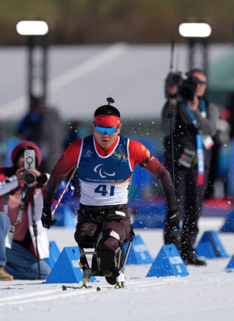 (260307) -- TESERO, March 7, 2026 (Xinhua) -- Wang Tao of China competes during the men's sprint sitting final of para biathon at the Milan-Cortina 2026 Paralympic Winter Games in Tesero, Italy, March 7, 2026. (Xinhua/Cai Yang)