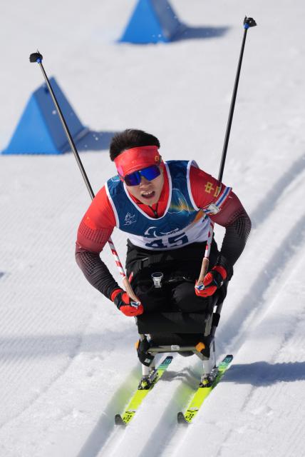 (260307) -- TESERO, March 7, 2026 (Xinhua) -- Liu Mengtao of China competes during the men's sprint sitting final of para biathon at the Milan-Cortina 2026 Paralympic Winter Games in Tesero, Italy, March 7, 2026. (Xinhua/Cai Yang)